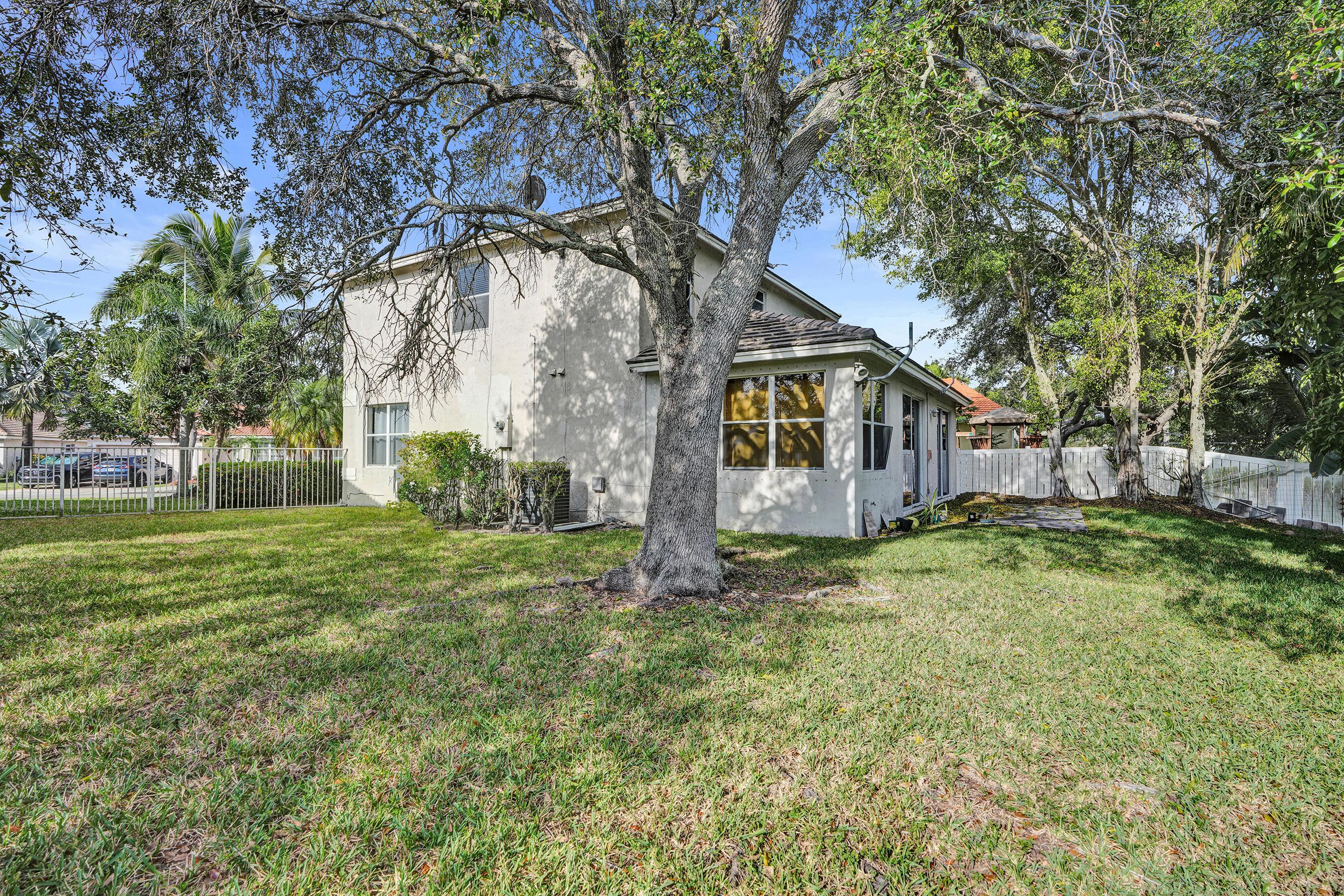 2389 NW 162nd Terrace, Pembroke Pines, FL 33028 - Photo 5