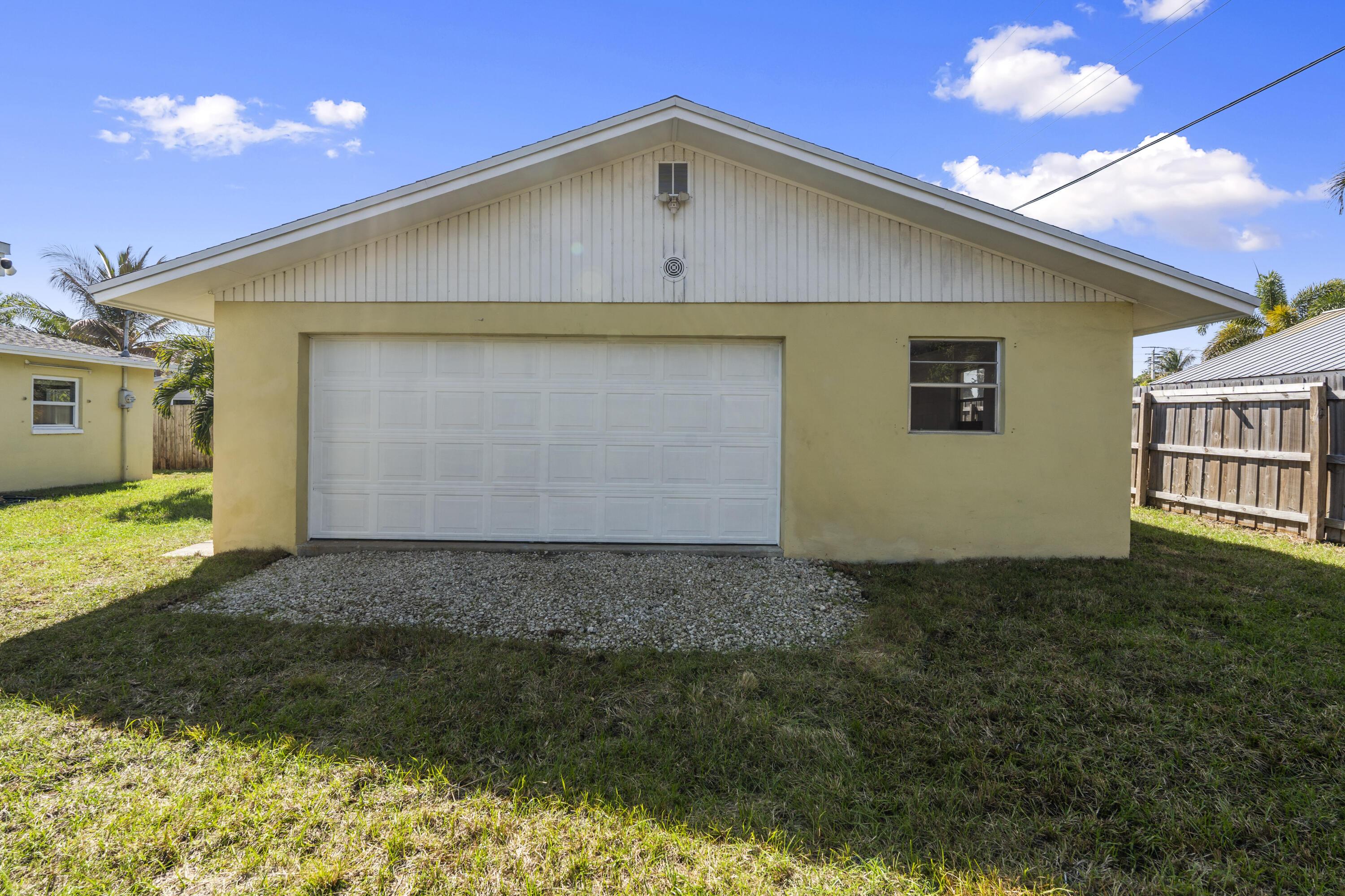 924 SE Dolphin Drive, Stuart, FL 34996 - Photo 3