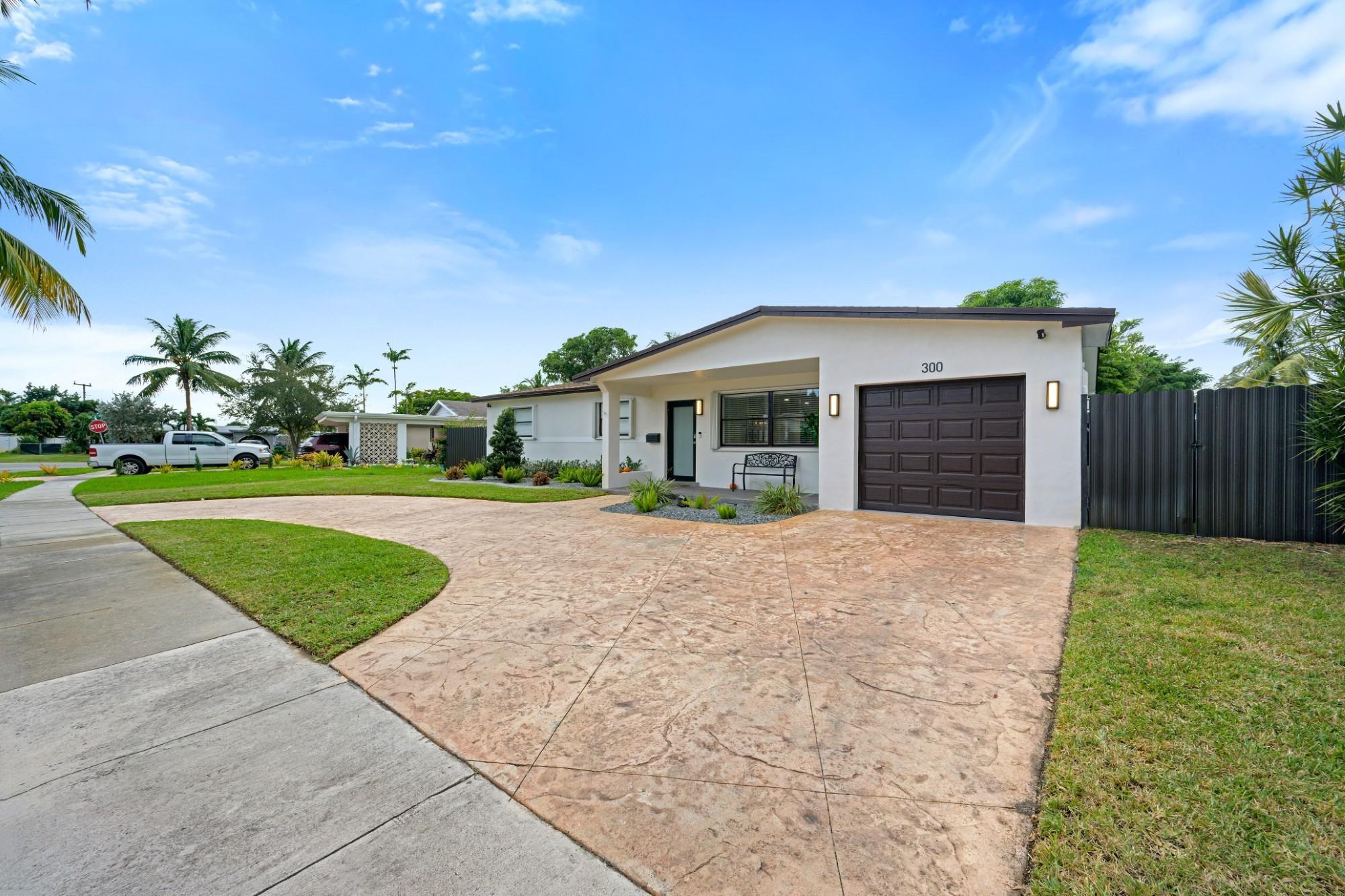 300 SW 65th Way, Pembroke Pines, FL 33023 - Photo 2