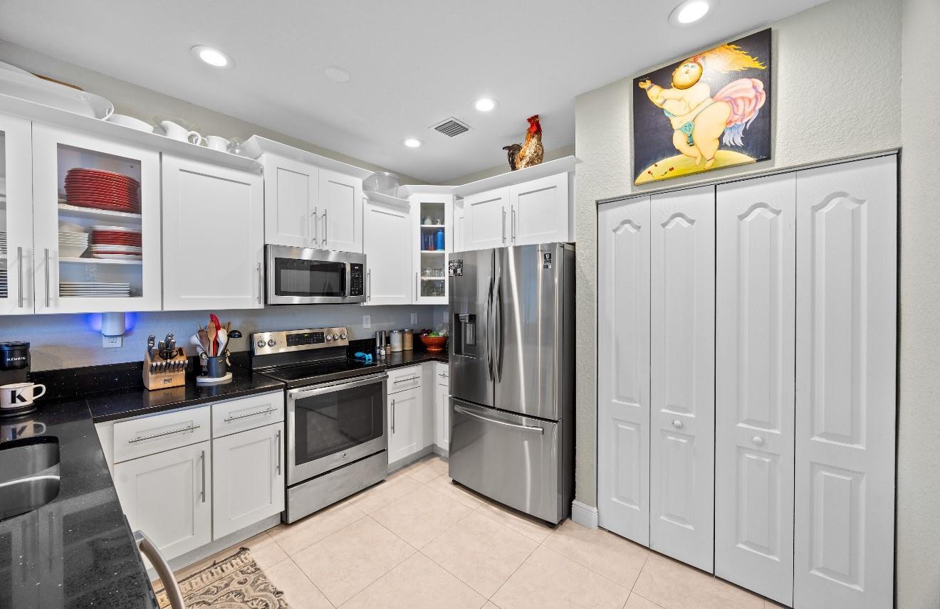 325 NE 34th Street, Oakland Park, FL 33334 - Photo 5