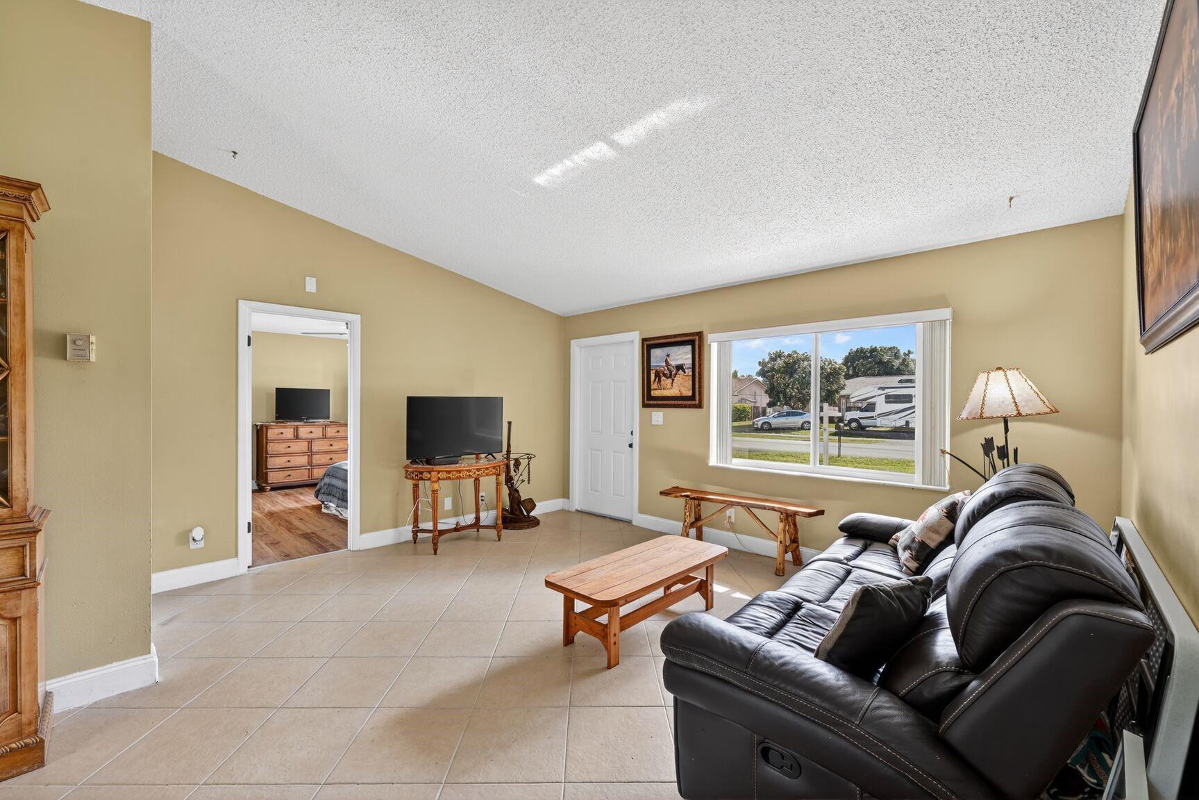 12541 SW 10th Court, Davie, FL 33325 - Photo 4