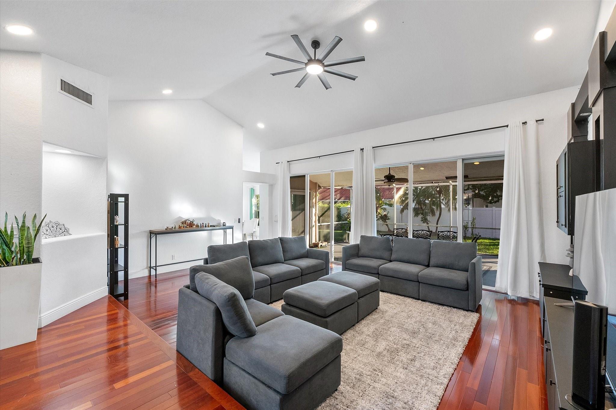 1043 Laguna Springs Drive, Weston, FL 33326 - Photo 5