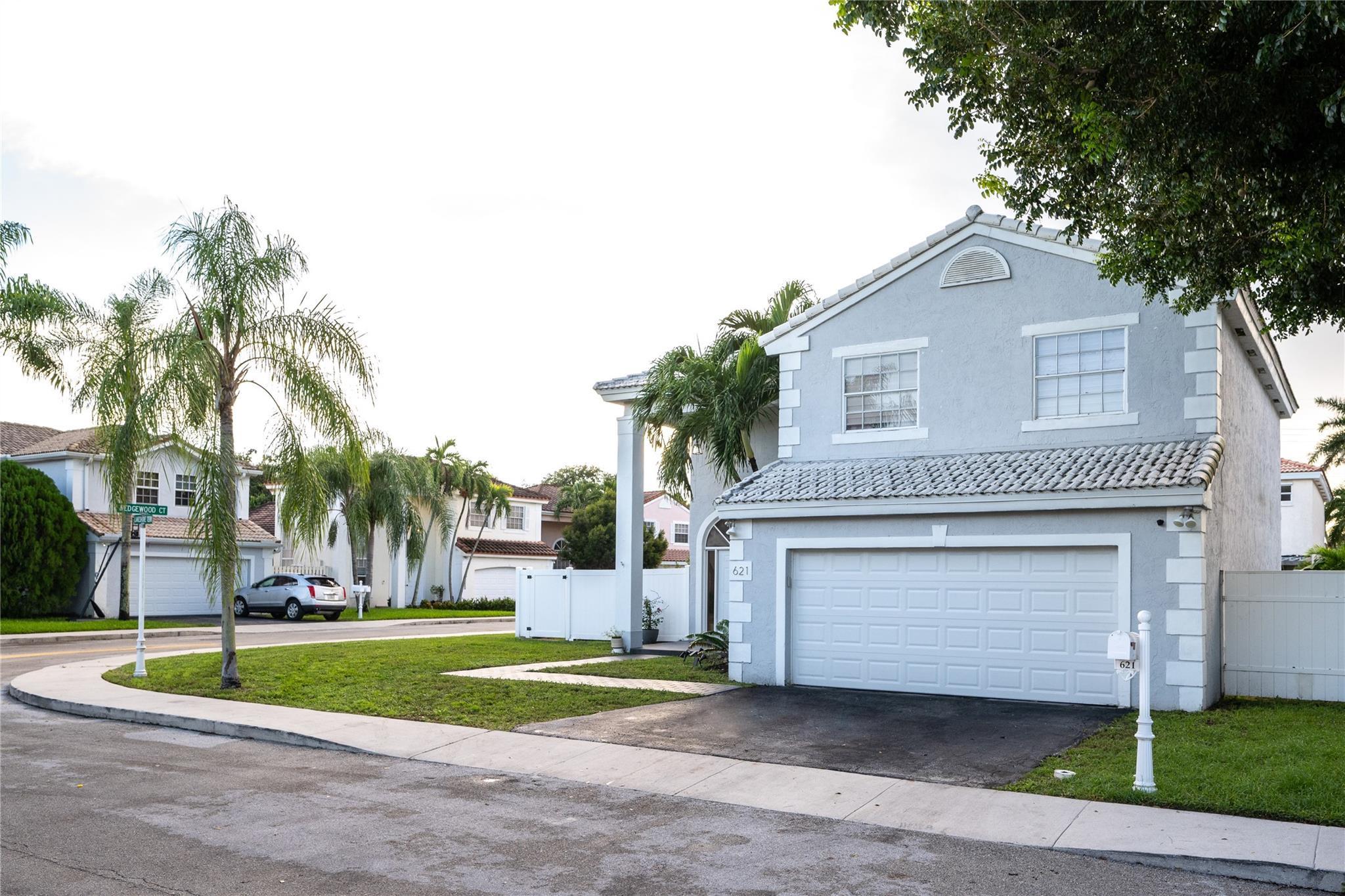 621 Lakeshore Terrace, Davie, FL 33325 - Photo 2