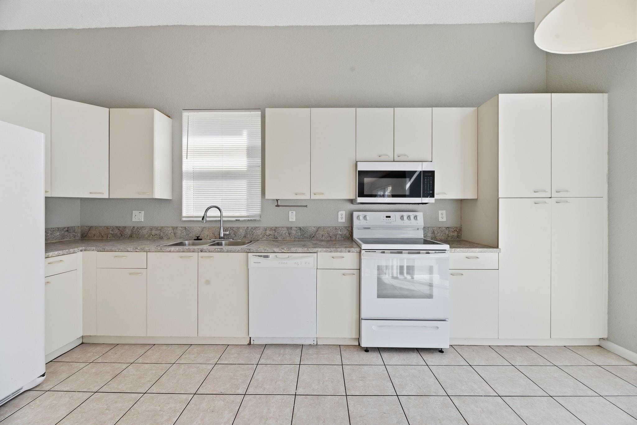 15860 NW 14th Road, Pembroke Pines, FL 33028 - Photo 3