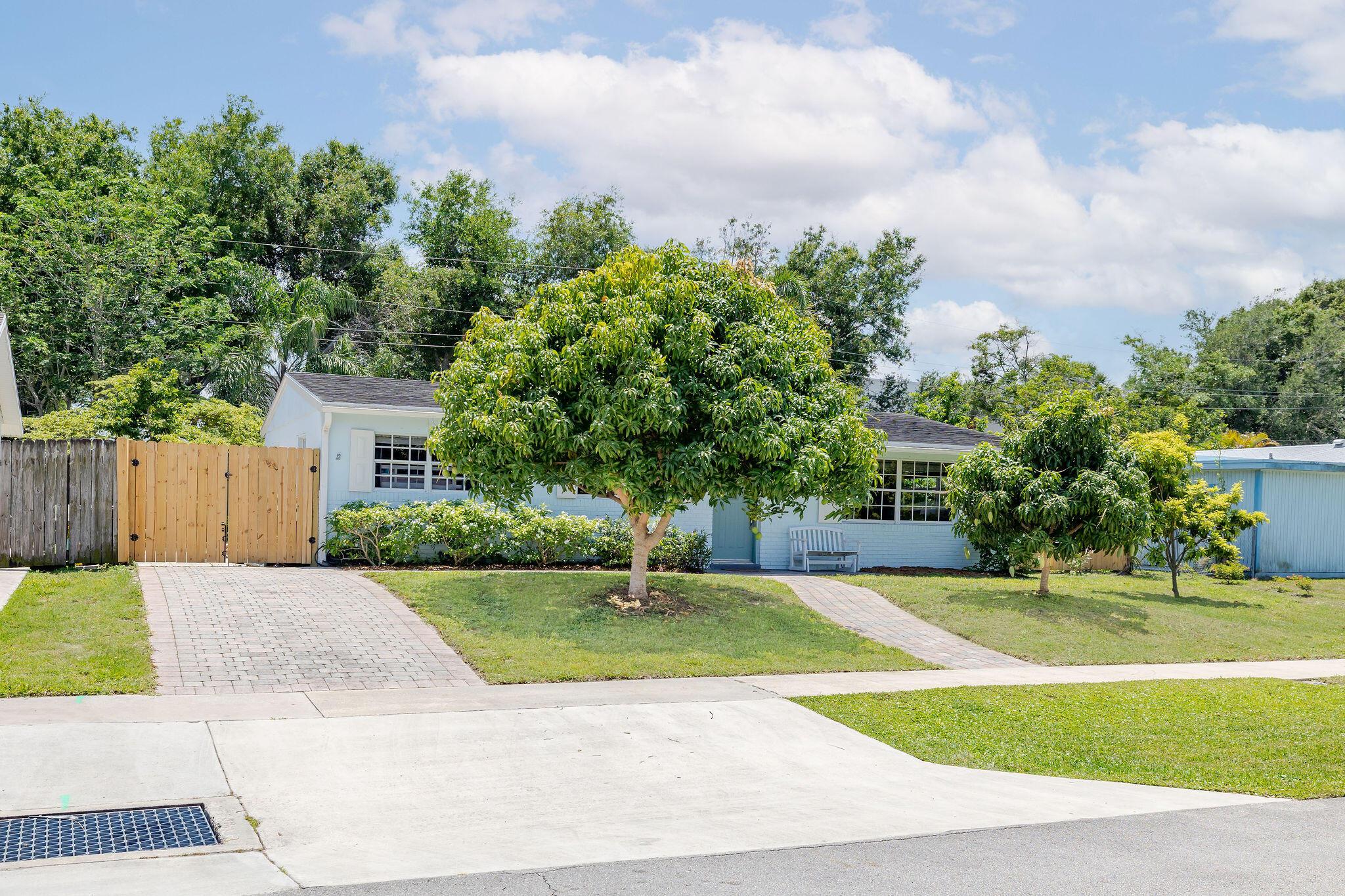 4366 Bamboo Drive, Palm Beach Gardens, FL 33410 - Photo 2