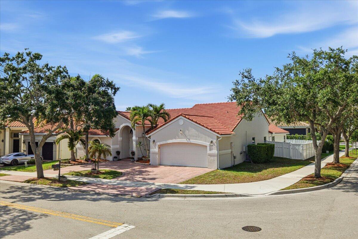 830 Heritage Drive, Weston, FL 33326 - Photo 3