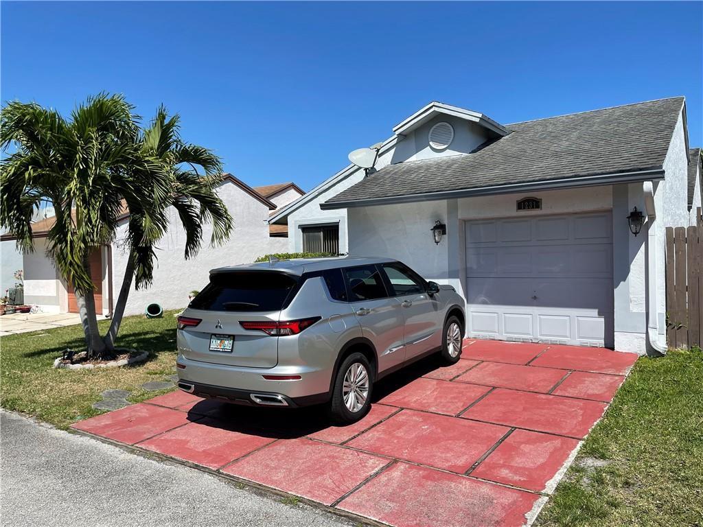 1231 SW 112th Avenue, Pembroke Pines, FL 33025 - Photo 2