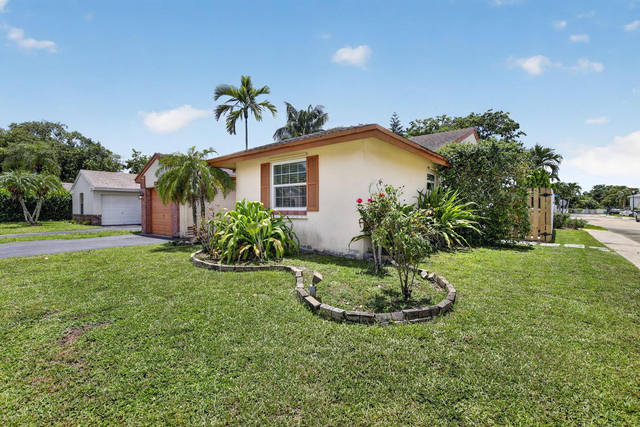 13970 Oaklawn Place, Davie, FL 33325 - Photo 3