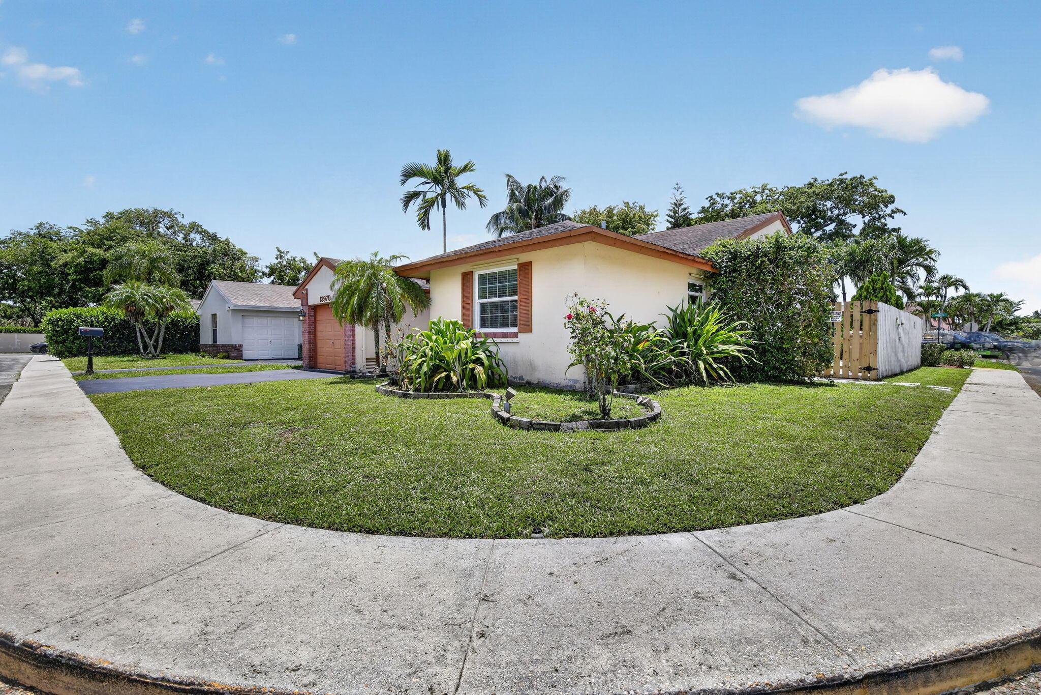13970 Oaklawn Place, Davie, FL 33325 - Photo 4