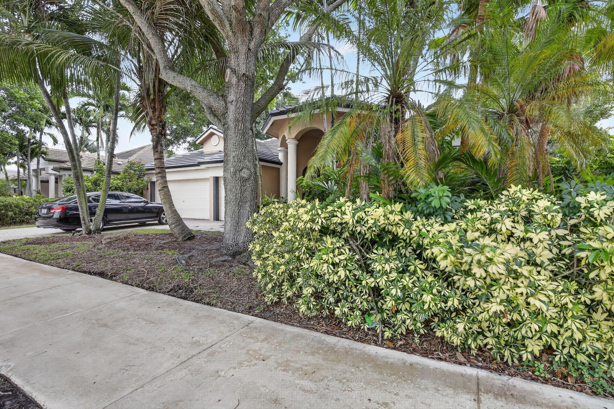 8106 N Savannah Circle, Davie, FL 33328 - Photo 3