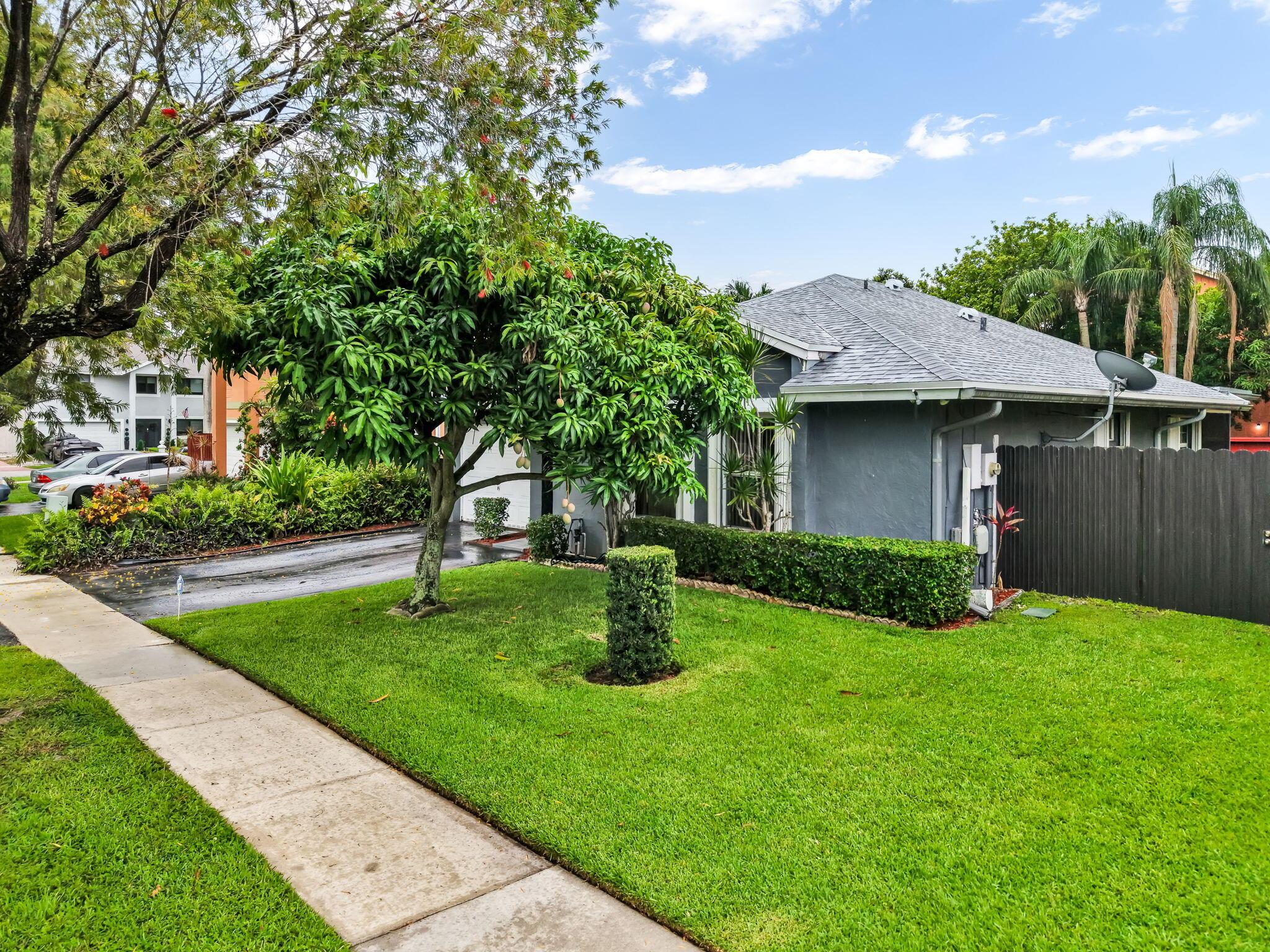 9720 SW 12th Street, Pembroke Pines, FL 33025 - Photo 5