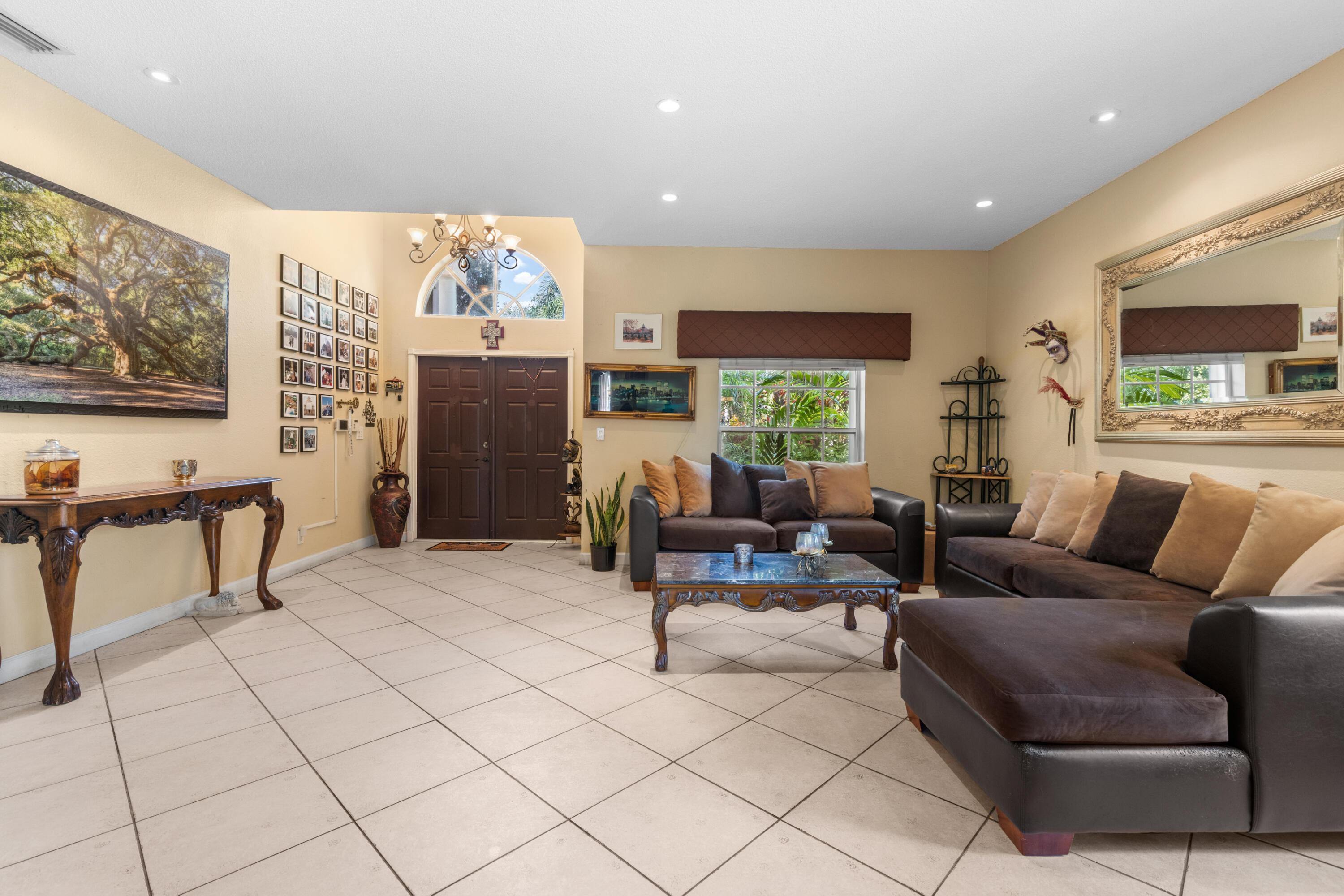 1021 NW 185th Avenue, Pembroke Pines, FL 33029 - Photo 2